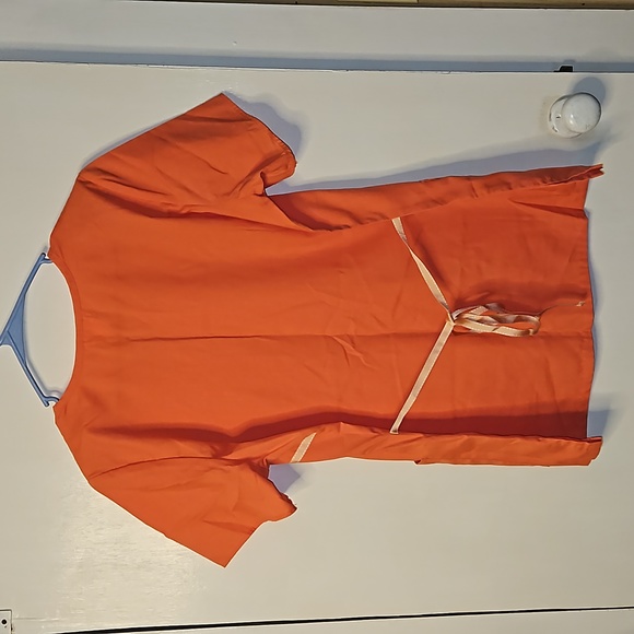 Work of hearts scrub top, size medium. Light orange very pretty - Picture 4 of 4